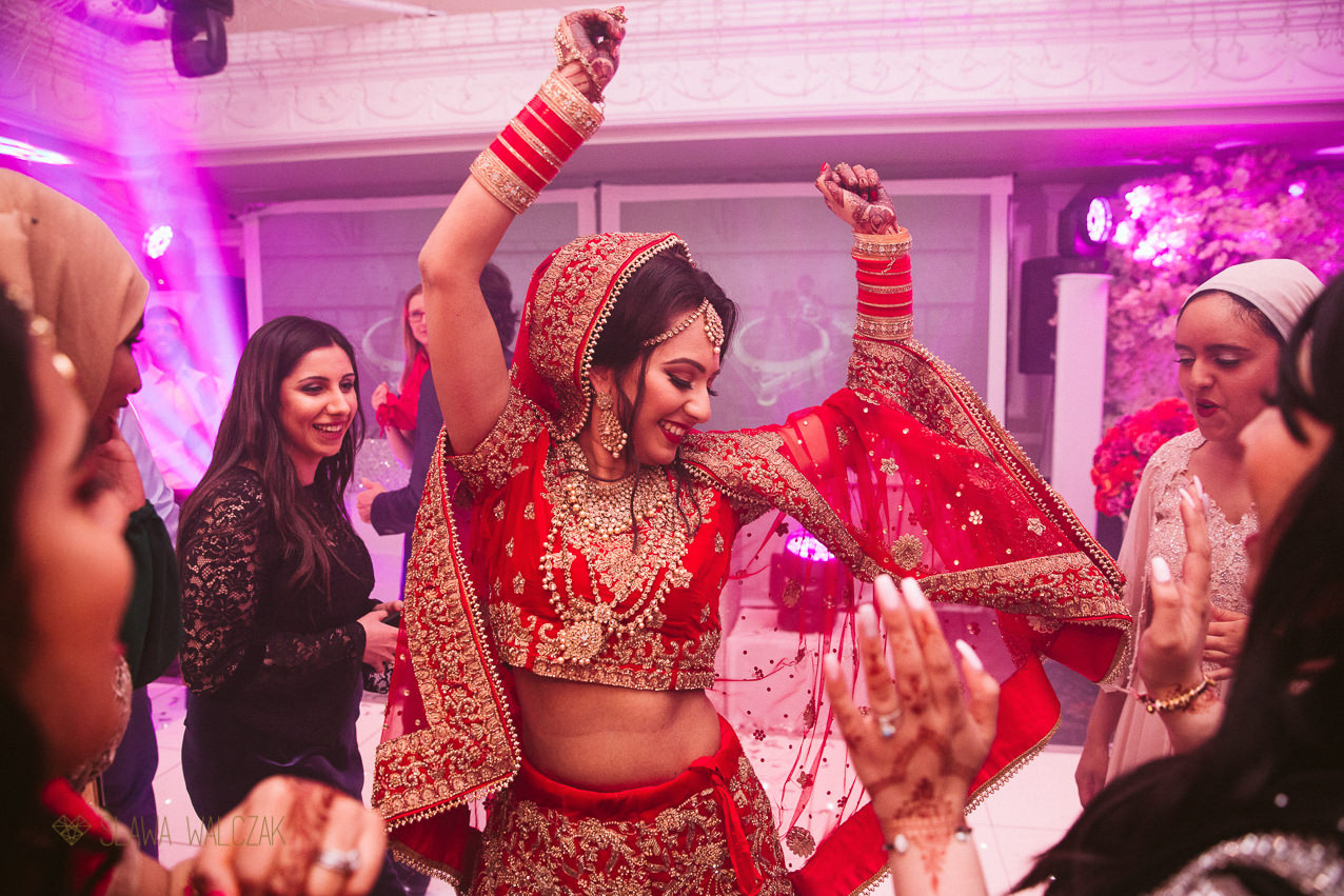 Sikh bride dancing at her indian wedding