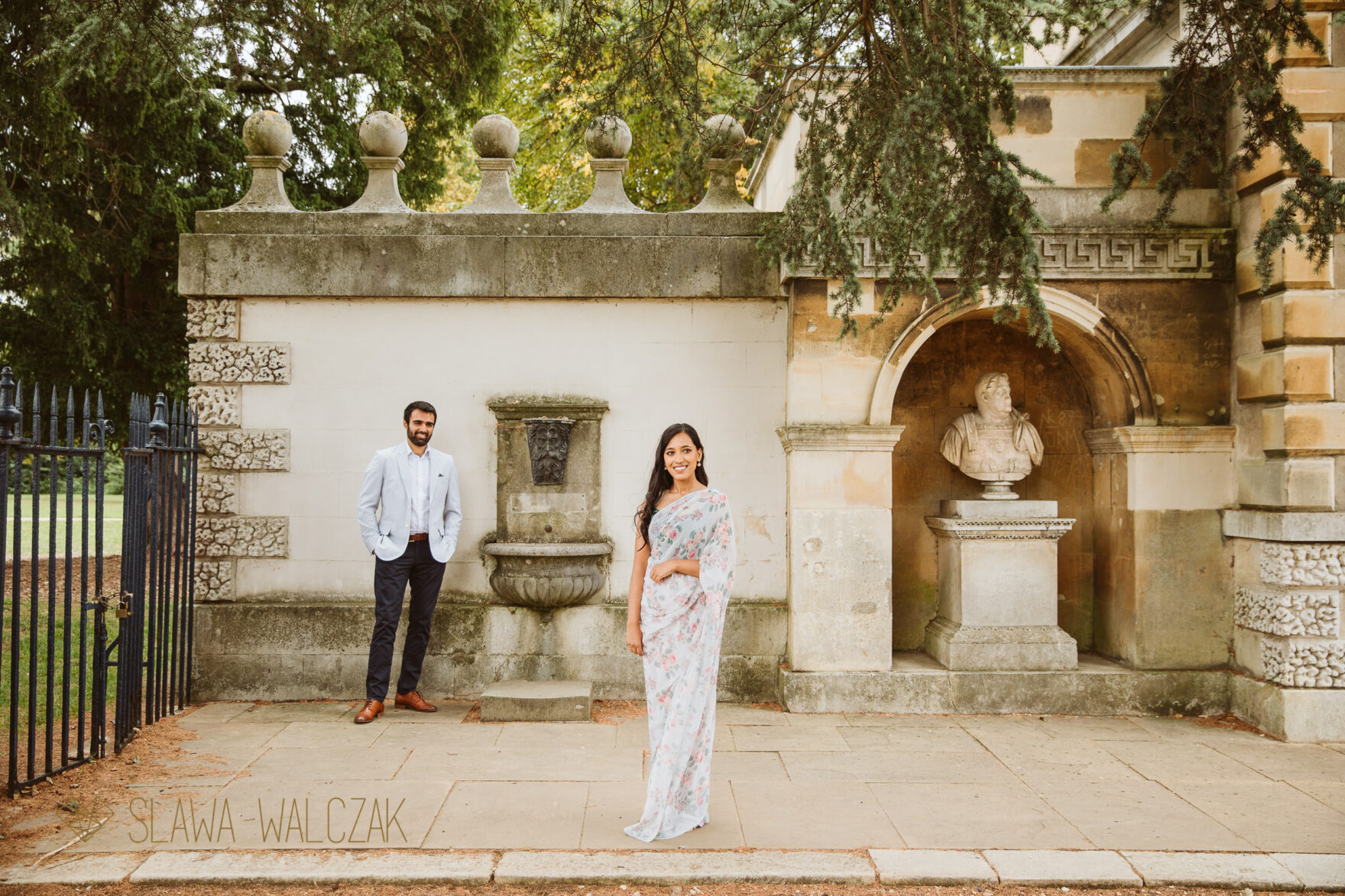 Natural and romantic engagement photo shoot Chiswick House