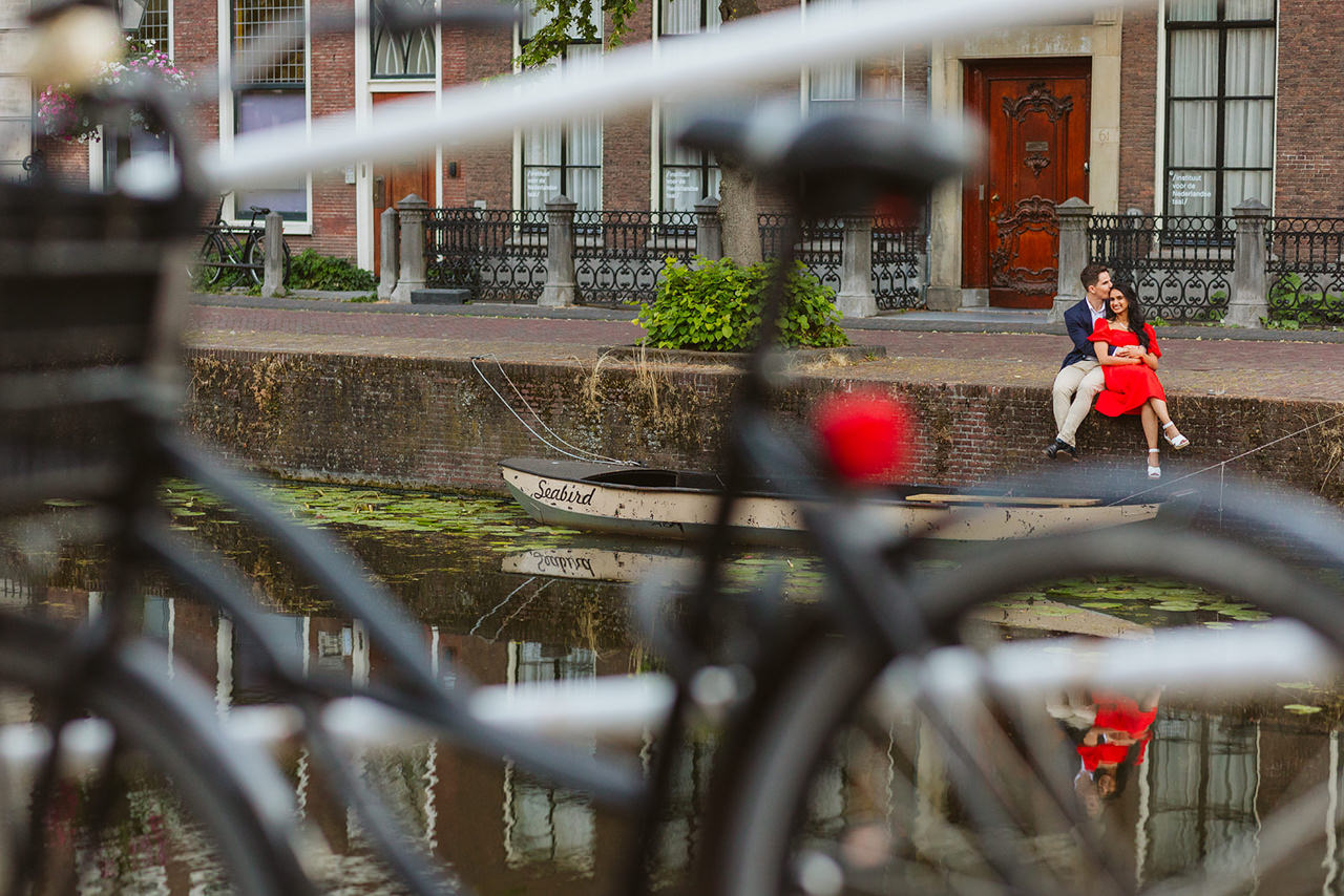 pre wedding couple shoot by the Amsterdam canals