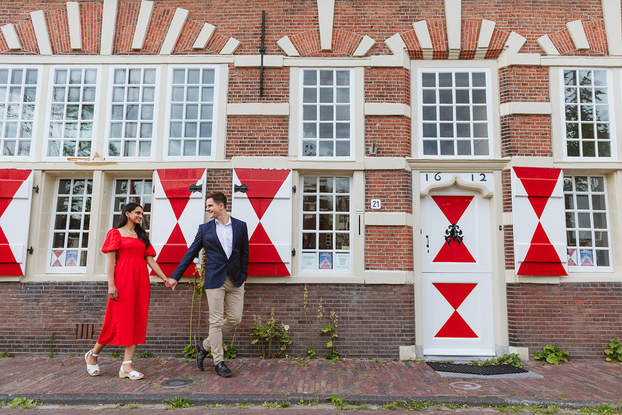 couple posing in front of a building in Leiden Amsterdam
